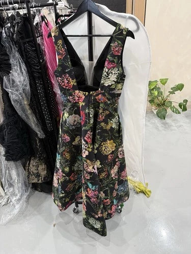 Monique Lhuillier Elegant Floral Jacquard Gown Size 6 – Black Multi