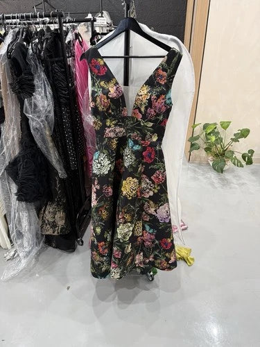 Monique Lhuillier Elegant Floral Jacquard Gown Size 6 – Black Multi