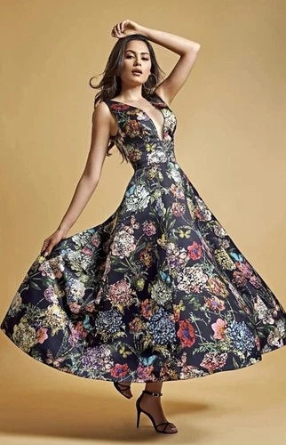 Monique Lhuillier Elegant Floral Jacquard Gown Size 6 – Black Multi